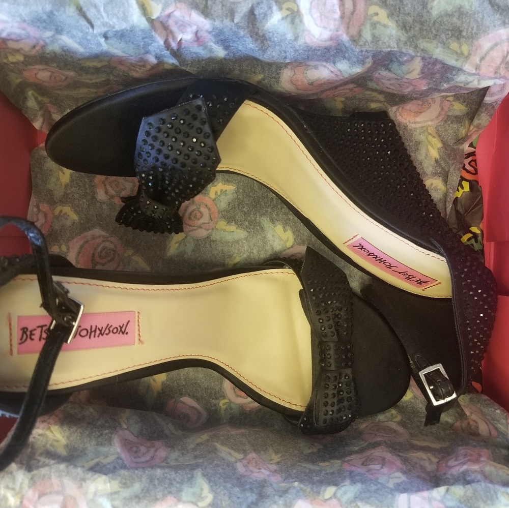 Betsey Johnson - Delancyy Wedge Sandal Size 8.5